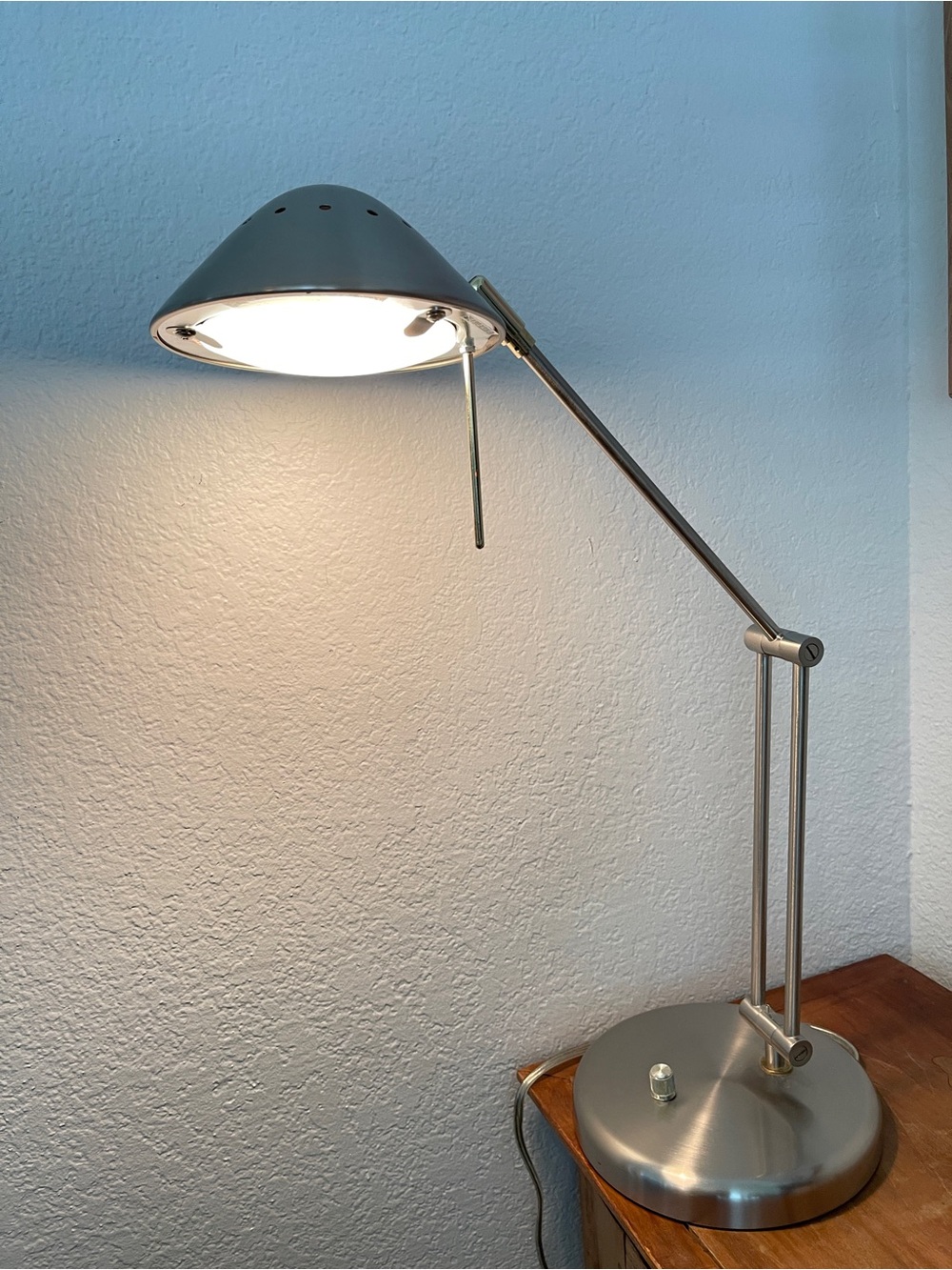 Vintage UFO Space Age Saucer Metal Table Desk Lamp Light Tested Dimming
MCM